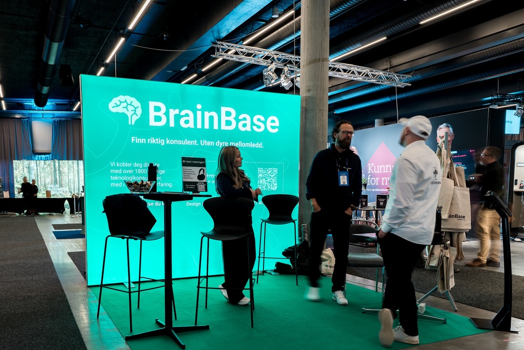 Pakkestand: Lyskasse med barbord og to barstoler